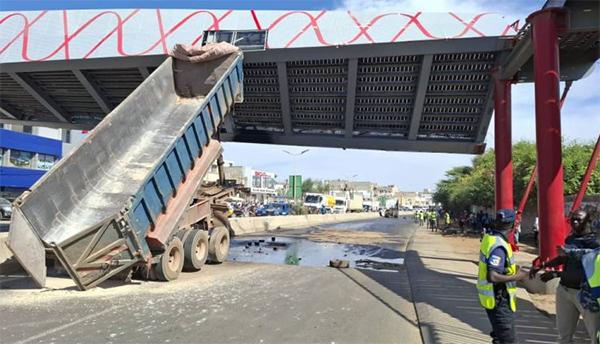 Un camion benne percute la passerelle de Yoff : L’Ageroute annonce des mesures sécuritaires